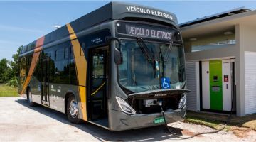 Primeiro ônibus brasileiro movido por energia solar já rodou 120 mil km 